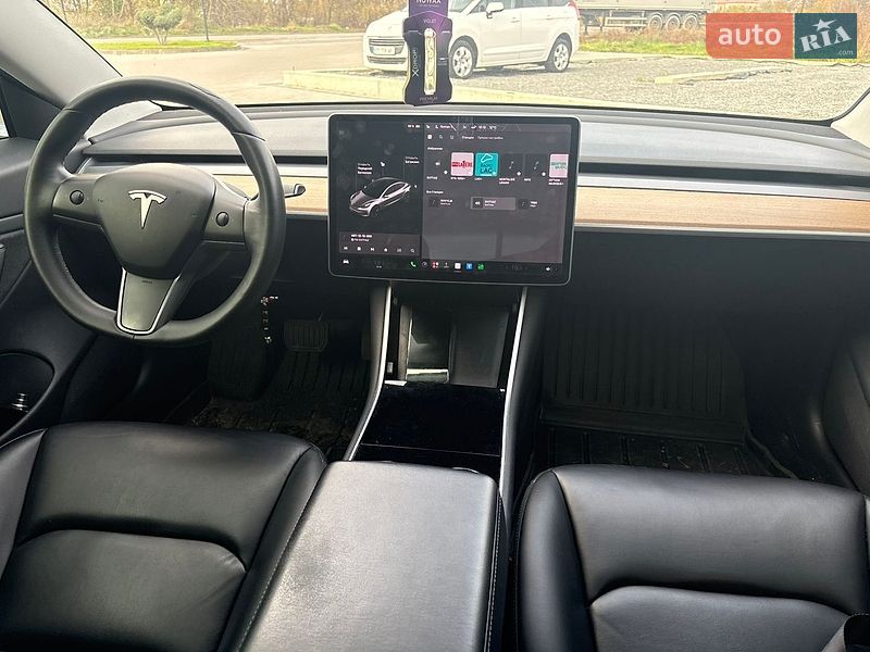 Седан Tesla Model 3 2019 в Дубні