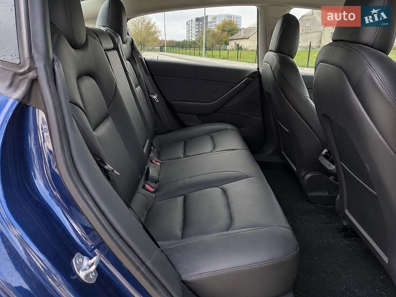 Седан Tesla Model 3 2021 в Черновцах