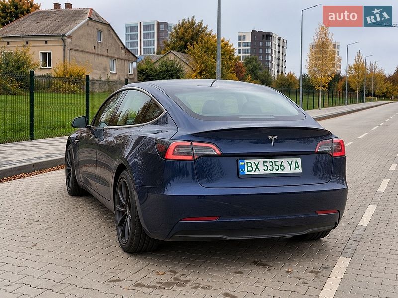Седан Tesla Model 3 2021 в Черновцах