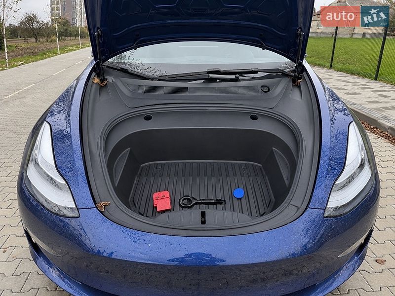 Седан Tesla Model 3 2021 в Черновцах