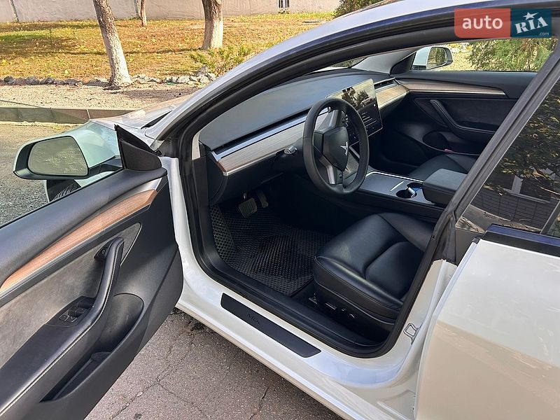 Седан Tesla Model 3 2023 в Днепре
