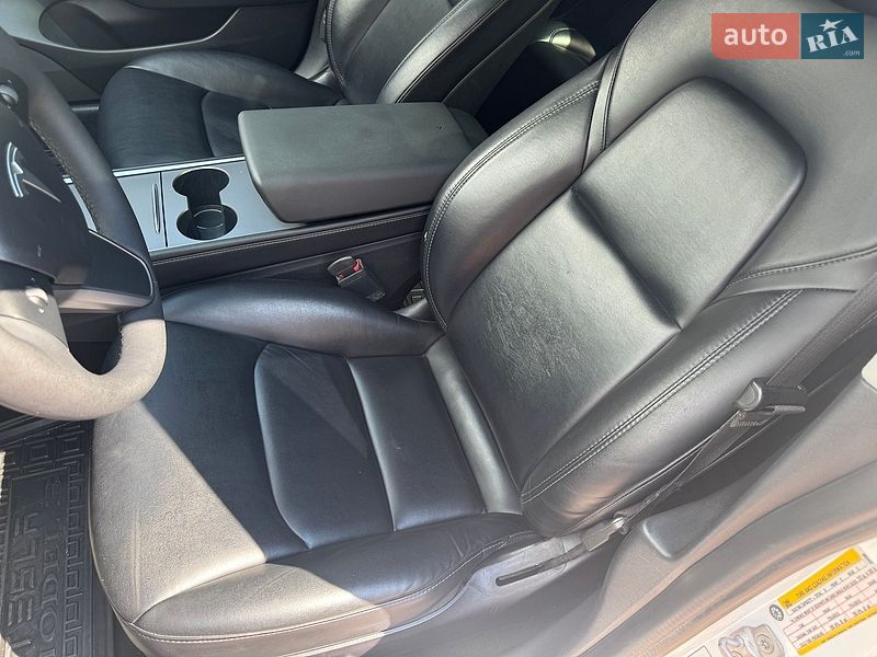 Седан Tesla Model 3 2021 в Миргороді