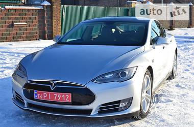 Седан Tesla Model S 2013 в Ровно