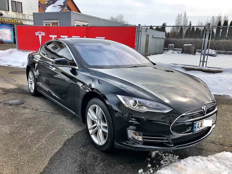 Tesla Model S 2013 года