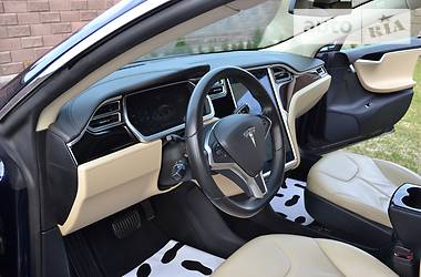 Седан Tesla Model S 2014 в Ровно