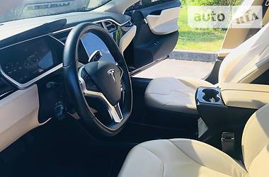 Седан Tesla Model S 2014 в Ровно