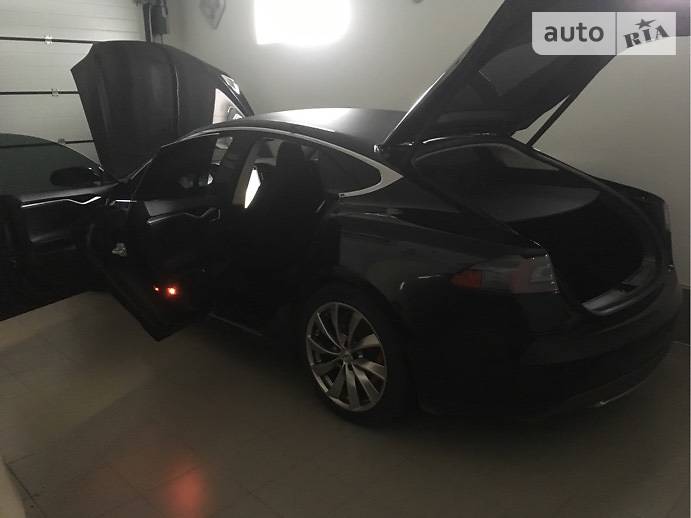 Хэтчбек Tesla Model S 2014 в Коломые