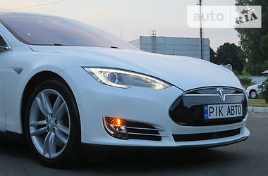 Седан Tesla Model S 2015 в Киеве