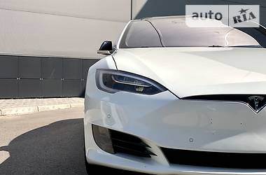 Лифтбек Tesla Model S 2016 в Киеве