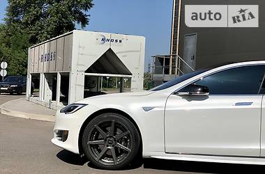 Лифтбек Tesla Model S 2016 в Киеве