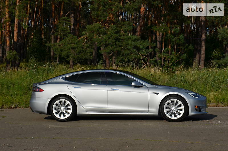 Седан Tesla Model S 2018 в Києві