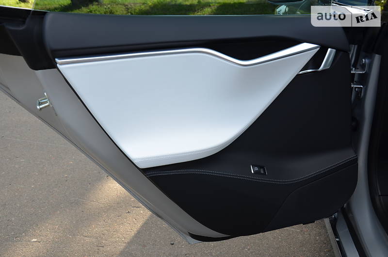 Седан Tesla Model S 2018 в Києві