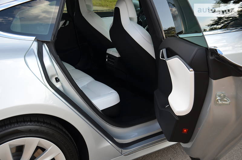 Седан Tesla Model S 2018 в Києві