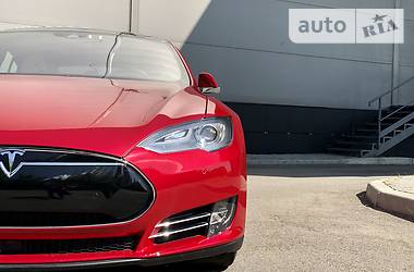 Лифтбек Tesla Model S 2015 в Киеве