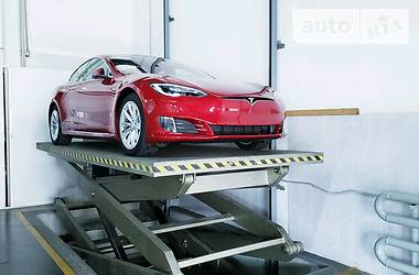 Седан Tesla Model S 2018 в Киеве