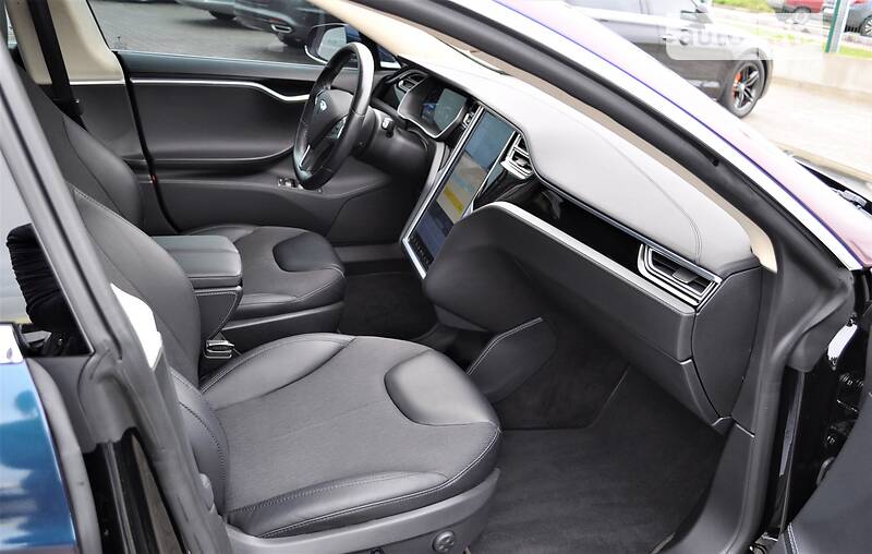 Седан Tesla Model S 2015 в Рівному