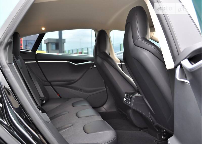 Седан Tesla Model S 2015 в Рівному