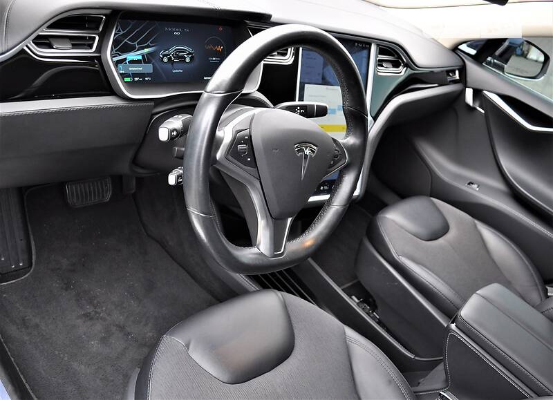 Седан Tesla Model S 2015 в Рівному
