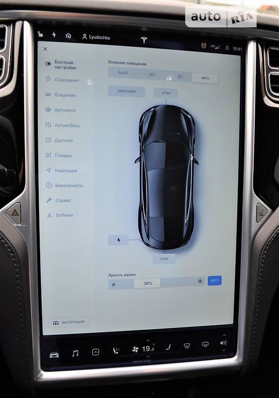 Седан Tesla Model S 2015 в Рівному