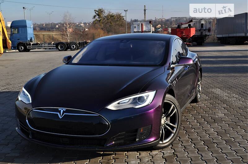Седан Tesla Model S 2015 в Рівному
