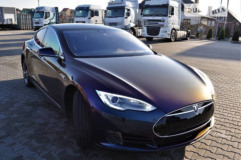 Седан Tesla Model S 2015 в Рівному