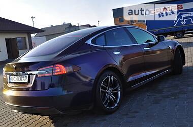 Седан Tesla Model S 2015 в Рівному
