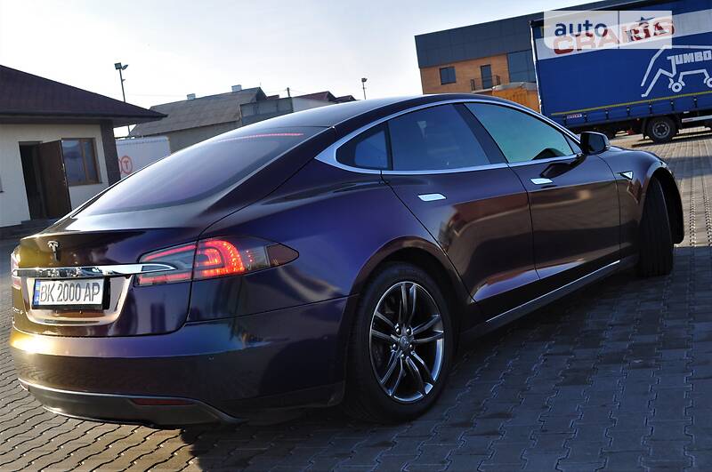 Седан Tesla Model S 2015 в Рівному