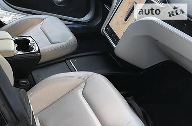 Седан Tesla Model S 2016 в 