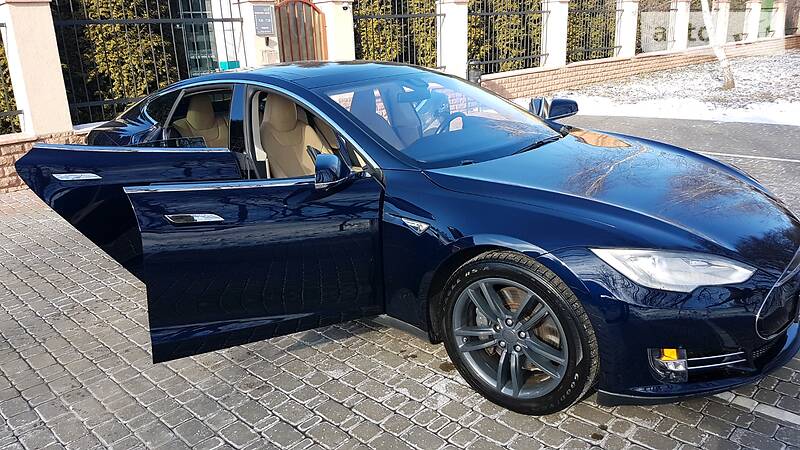 Лифтбек Tesla Model S 2014 в 