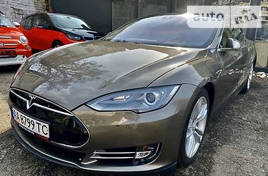 Седан Tesla Model S 2015 в 