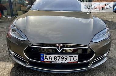 Седан Tesla Model S 2015 в 