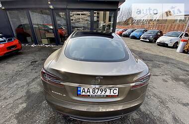 Седан Tesla Model S 2015 в 