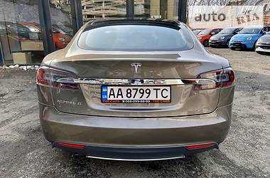 Седан Tesla Model S 2015 в 