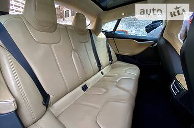Седан Tesla Model S 2015 в 