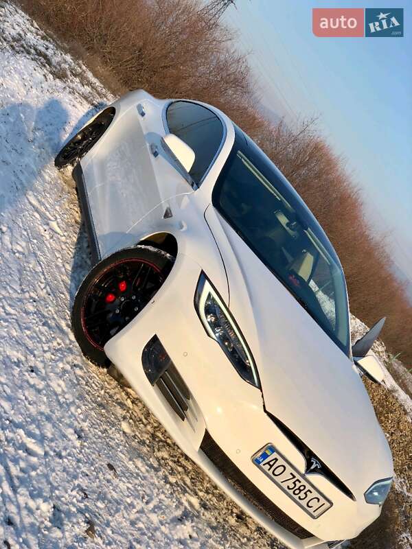 Седан Tesla Model S 2014 в Тячеве