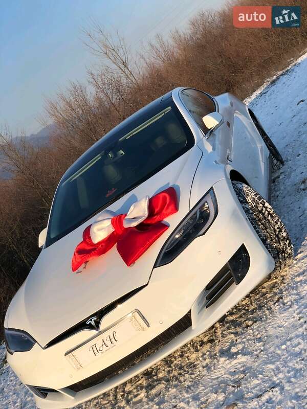 Седан Tesla Model S 2014 в Тячеве
