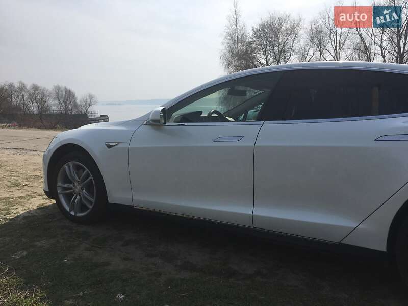 Лифтбек Tesla Model S 2013 в Киеве