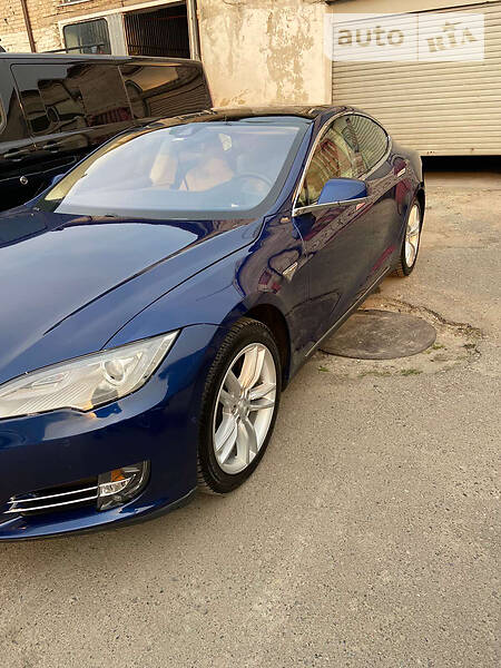 Ліфтбек Tesla Model S 2015 в Львові