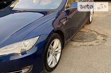 Лифтбек Tesla Model S 2015 в 