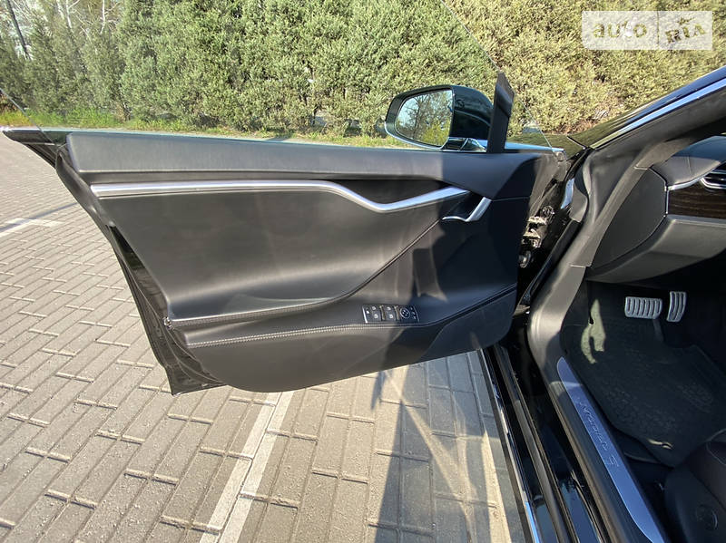 Ліфтбек Tesla Model S 2017 в Дніпрі фото 26 Ліфтбек Tesla Model S 2017 в Дніпрі