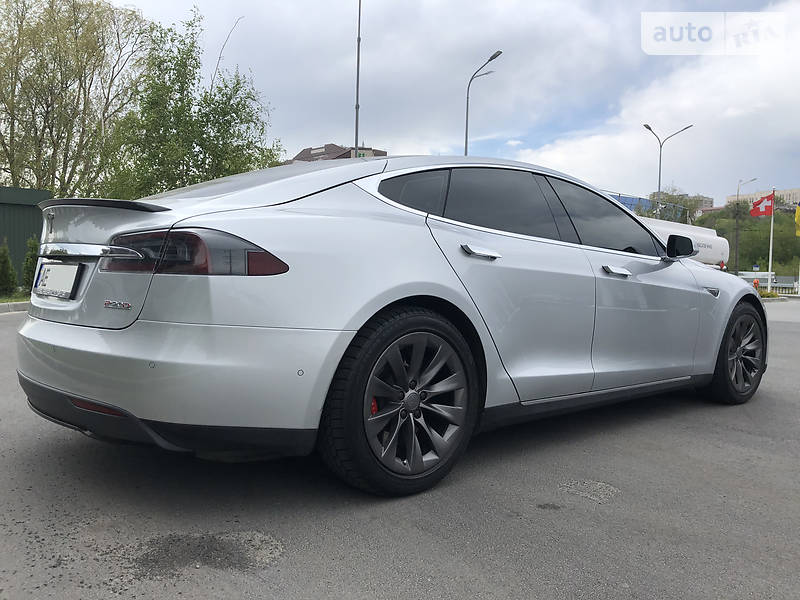 Ліфтбек Tesla Model S 2016 в Дніпрі