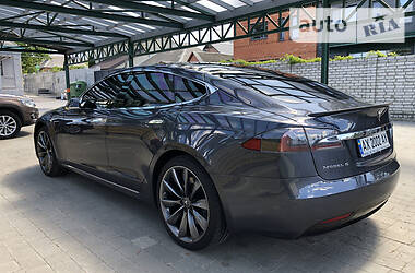 Хетчбек Tesla Model S 2017 в 