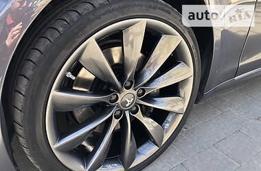 Хетчбек Tesla Model S 2017 в 