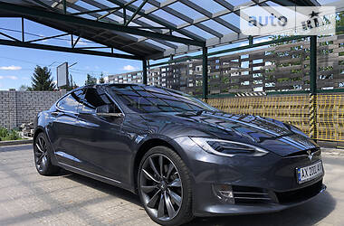 Хетчбек Tesla Model S 2017 в 
