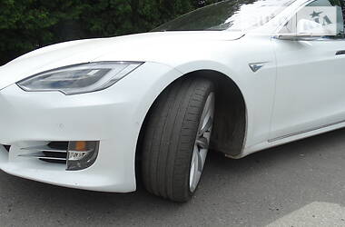 Седан Tesla Model S 2016 в Ужгороді