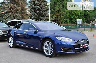 Седан Tesla Model S 2016 в 