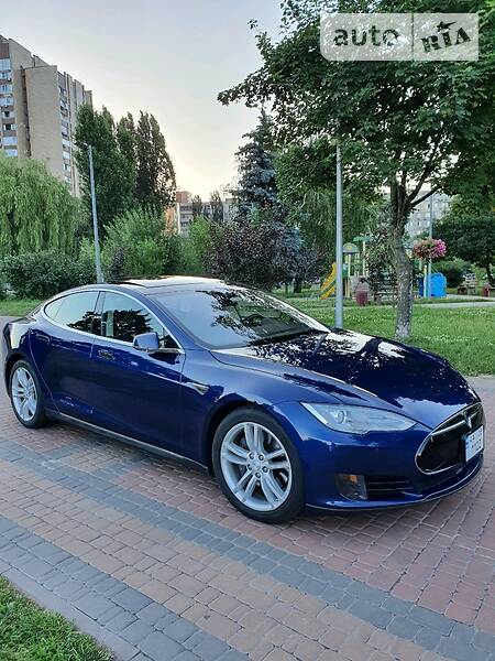 Хэтчбек Tesla Model S 2015 в Киеве