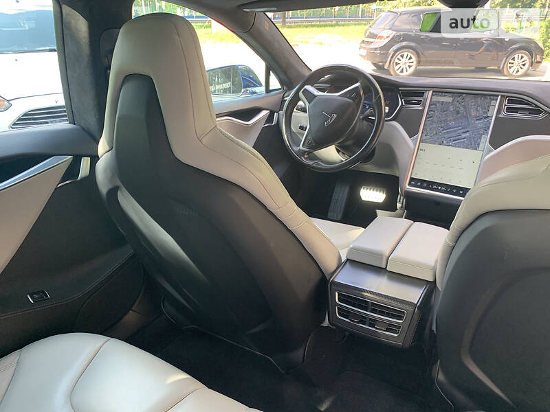 Седан Tesla Model S 2015 в Києві
