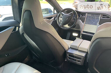 Седан Tesla Model S 2015 в 
