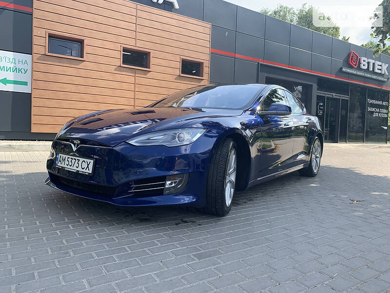 Седан Tesla Model S 2015 в Києві